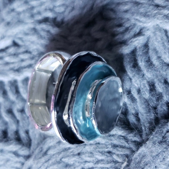 Exaggerated Multi Layer Stretch Ring.. New - Picture 5 of 6